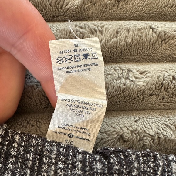 Lululemon Vinyasa Scarf dark Grey & White - Picture 6 of 6